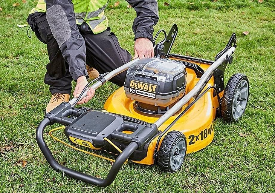 XR 18V 48 cm Lawn Mower DCMW564P2-QW
